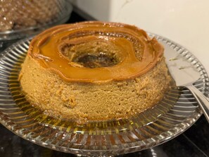 Ein Karamellkuchen auf einer Glasplatte.