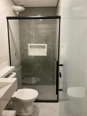 Ducha, artículos de tocador gratuitos, toallas, jabón