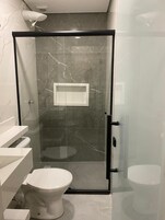 Chuveiro, produtos de toalete grátis, toalhas de banho, sabonete