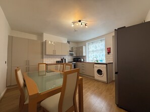 Fridge, microwave, oven, stovetop - Central 3BR Home •Contractors,Corporate & Families-Walk to Station,Town, Stadium (Huddersfield)