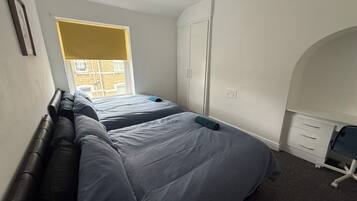 3 bedrooms, desk, iron/ironing board, free WiFi