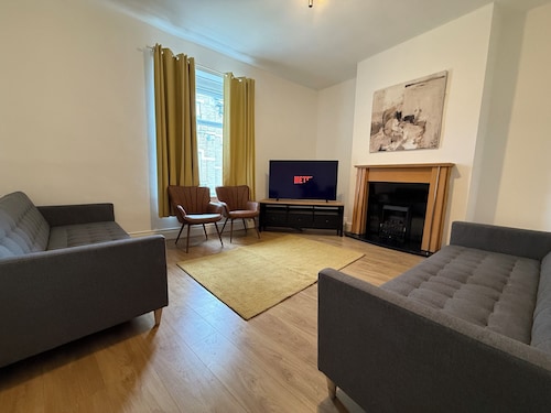 Central 3BR Home •Contractors,Corporate & Families-Walk to Station,Town, Stadium