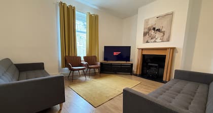 Central 3BR Home •Contractors,Corporate & Families-Walk to Station,Town, Stadium