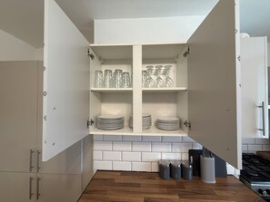 Fridge, microwave, oven, stovetop - Central 3BR Home •Contractors,Corporate & Families-Walk to Station,Town, Stadium (Huddersfield)