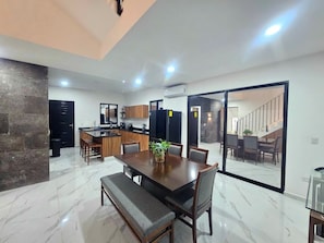 Refrigerador con freezer, microondas, horno, placa de cocina