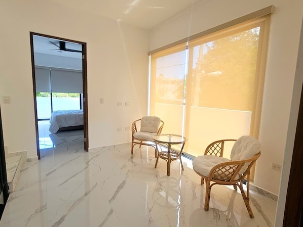 Casa luxo, sacada, vista para o pátio | Área de estar | Smart TV 55 polegadas com canais digitais, serviços de streaming