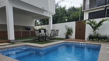 Utendørsbasseng, bassengparasoller og solsenger