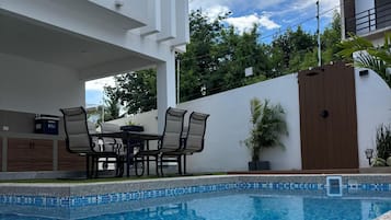 Utendørsbasseng, bassengparasoller og solsenger