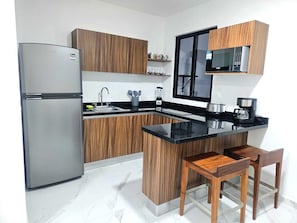 Frigobar, micro-ondas, fogão, cooktop