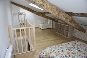 1 habitación, tabla de planchar con plancha, internet y ropa de cama