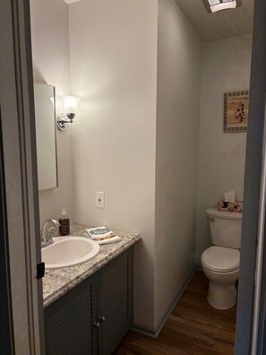 Haartrockner, Handtücher, Seife, Toilettenpapier