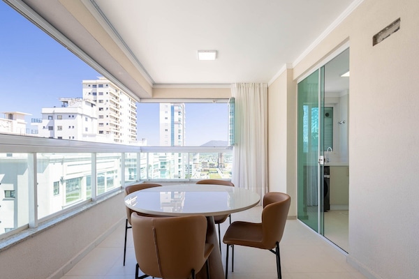 Basic Apartment | Dining