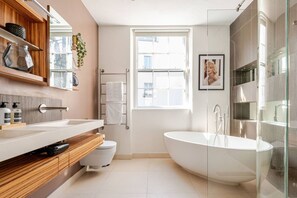 Een douche, een haardroger, handdoeken, zeep