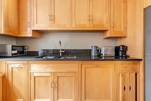 Microondas, horno, placa de cocina, lavavajillas