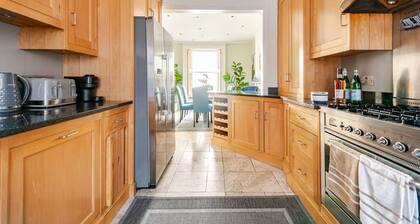 Superb townhome with AC Next to Buckingham Palace - Sleeps 8