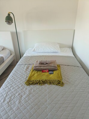 2 habitaciones, tabla de planchar con plancha, wifi y ropa de cama 
