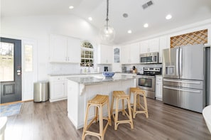 Fridge, microwave, oven, stovetop - Lakefront, Hot Tub, Kayaks, Pool Table & Fire Pit (Henrico)