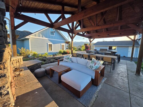 Spacious farmhouse in close proximity to vineyards; great for large groups