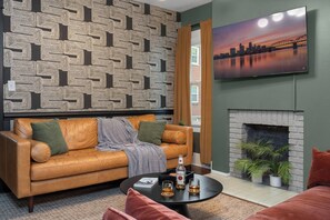 Smart TV, books - The Paddock ~ 5BR Class & Fun In One! Hot Tub, Fire Pit, Mini Golf, Walkable (Louisville)