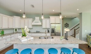 冰箱、微波炉、烤箱、炉灶