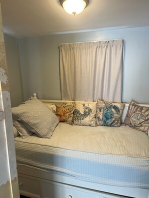 2 bedrooms, iron/ironing board, WiFi, bed sheets - Charming ocean view cottage with AC in Fairhaven - 1 bedroom (Fairhaven)