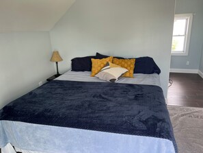 2 bedrooms, iron/ironing board, WiFi, bed sheets - Charming ocean view cottage with AC in Fairhaven - 2 bedrooms available (Fairhaven)