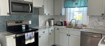 Charming ocean view cottage with AC in Fairhaven - 2 bedrooms available