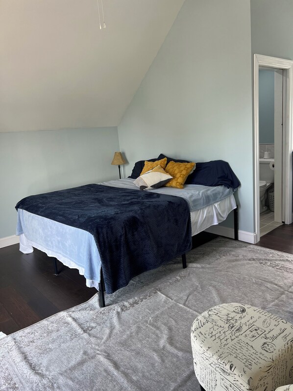 2 bedrooms, iron/ironing board, WiFi, bed sheets - Charming ocean view cottage with AC in Fairhaven - 1 bedroom (Fairhaven)