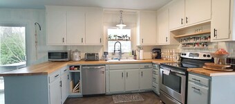 The Raleigh Hideaway Ranch w/Large Fenced Yard and King Main + Pup Friendly