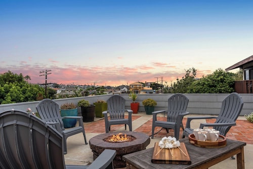 Point Loma Home w/ Putting Green, Firepit + Game Room & Beach Access Zola Street by Avantstay