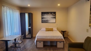 1 habitación, caja de seguridad en la habitación y escritorio
