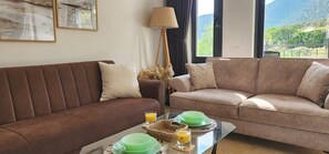 Smart-TV, bøker og stereoanlegg