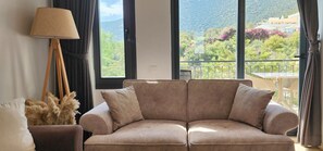 Smart TV, libros y estéreo 