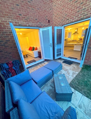 Modern Detached 4BR House – Super-King En-suite, Garden, Parking, Driveway