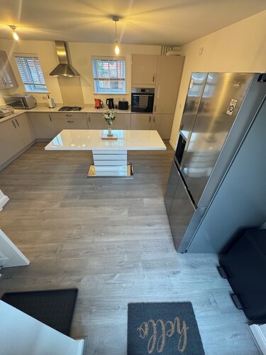 Modern 4BR House – Super-King En-suite, Garden, TVs in Every Room, Parking