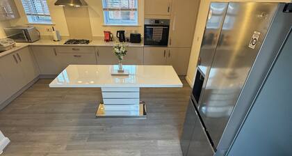 Modern 4BR House – Super-King En-suite, Garden, TVs in Every Room, Parking