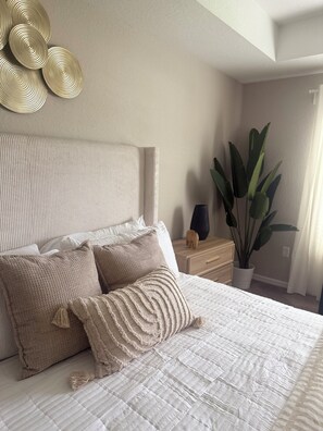 4 室のベッドルーム、デスク、アイロン / アイロン台、WiFi (無料)