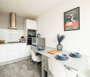 Kylskåp, mikrovågsugn, ugn och spishäll