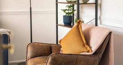 Elegant 3BR Flat Near DLR, Jubilee, Patio Wi‑Fi