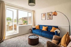 TV, offices - 3BR | Canary Wharf | Steps to DLR & Jubilee Line (Greater London)