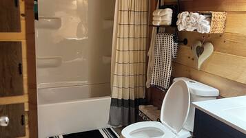 Hiustenkuivaaja, pyyhkeet, saippua, vessapaperi