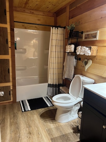 Hair dryer, towels, soap, toilet paper. Peaceful cabin with AC in charming Tazewell. Welcome to relaxation!