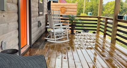 Peaceful cabin with AC in charming Tazewell. Welcome to relaxation!