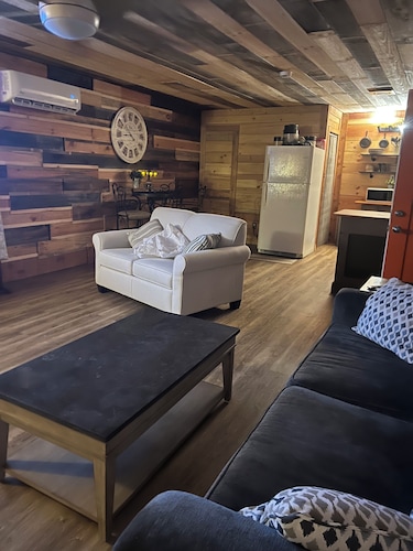 Peaceful cabin with AC in charming Tazewell. Welcome to relaxation!