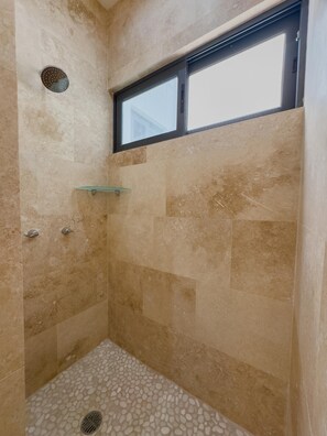 Dusche, Haartrockner, HandtĂŒcher