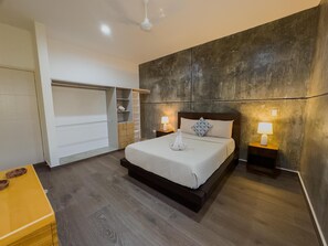 3 bedrooms, desk, iron/ironing board, free WiFi