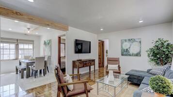 Televisión y chimenea