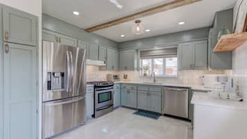 Microondas, horno, parrilla de estufa y lavavajillas