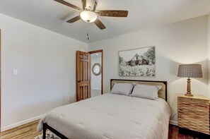 3 bedrooms, iron/ironing board, WiFi, bed sheets