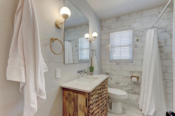 Hair dryer, towels, soap, toilet paper - Charming 3-bedroom house in Oklahoma City (Oklahoma City)